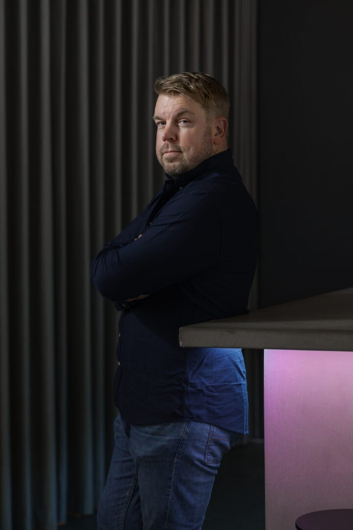 På fritiden har it-miljonären Jens Nylander gjort vad Riksrevisionen borde ha gjort för länge sedan. 